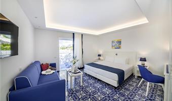 1 letto matrimoniale king size, camere non fumatori, suite junior, divano letto per uno, terrazza, sea view, mobili deluxe