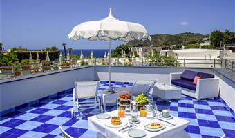 1 letto matrimoniale king size, camere non fumatori, suite junior, divano letto per uno, terrazza, sea view, mobili deluxe