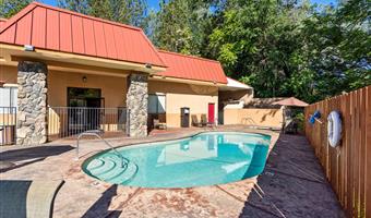 Piscina del Best Western Plus Yosemite Way Station Motel - Mariposa - 05440