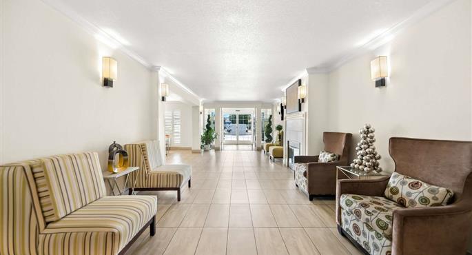 Hall del Best Western Executive Inn a Los Banos - 05535