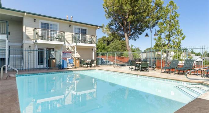 Piscina del Best Western Cedar Inn & Suites - Angels Camp - 05599
