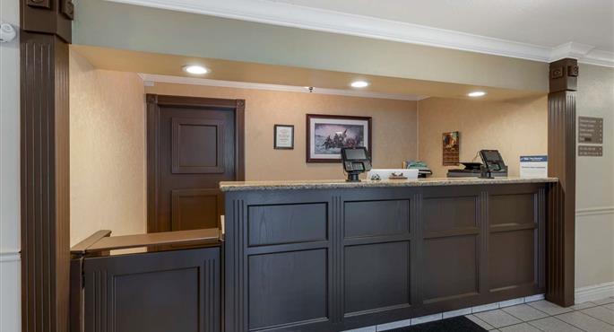 Hall del Best Western Colonial Inn a Selma - 05690