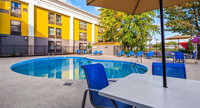 Piscina del Best Western Plus Bloomington East Hotel - Bloomington - 14216