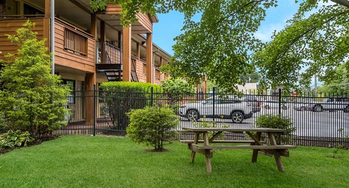 Esterni del SureStay Plus by Best Western Woodbury Inn - Woodbury - 33102