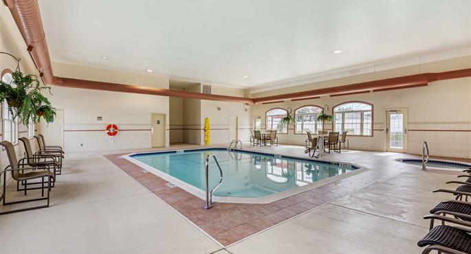 Piscina del Best Western Plus Dutch Haus Inn and Suites - Columbiana - 36172