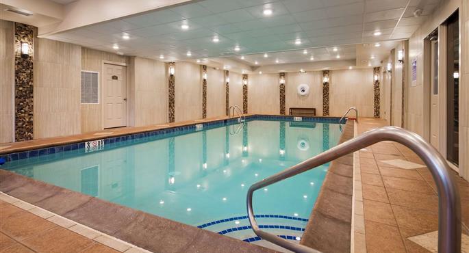 Piscina del Best Western Plus Concordville Hotel - Glen Mills - 39066
