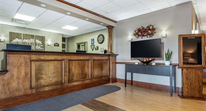 Hall del Best Western Plus Bridgeport Inn a Bridgeport - 49035