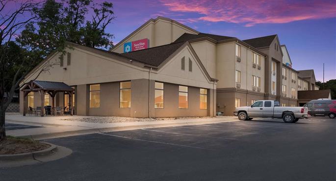 Esterni del SureStay Plus by Best Western Coralville Iowa City - Coralville - 54161