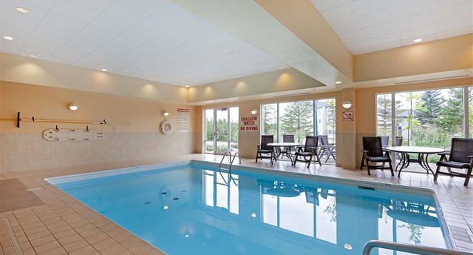 Piscina del Best Western Plus Muskoka Inn - Huntsville - 66098