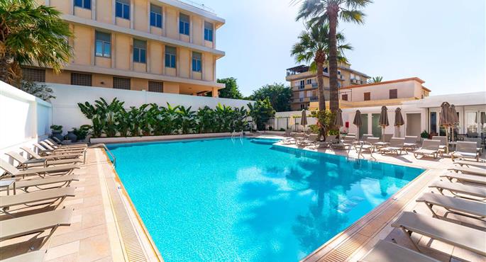 Piscina del Best Western Plus Hotel Plaza - Rhodes - 77522