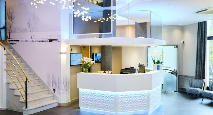 Hall del Best Western Plus Hotel Carlton a Annecy - 93374