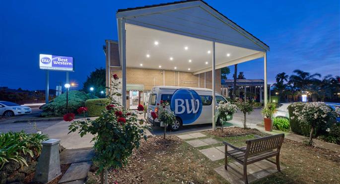 Hall del Best Western Airport Motel and Convention Centre a Attwood - 97388